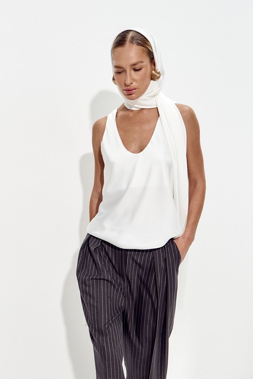 Майка из атласа с глубоким вырезом кремового цвета