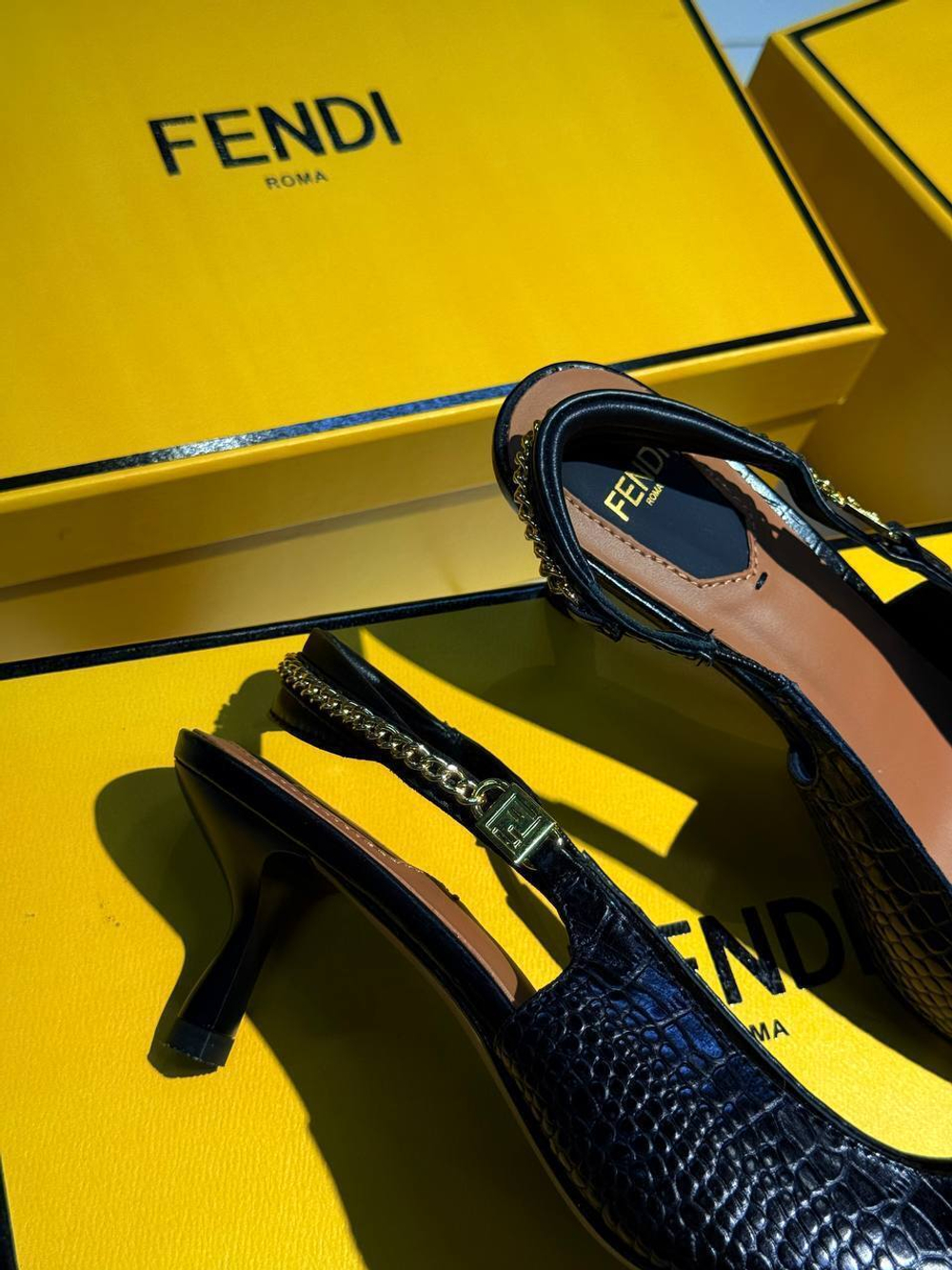 Босоножки Fendi