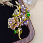 Брошь "Игривая веточка Розы"Выполнена из метала, страз и цирконов.