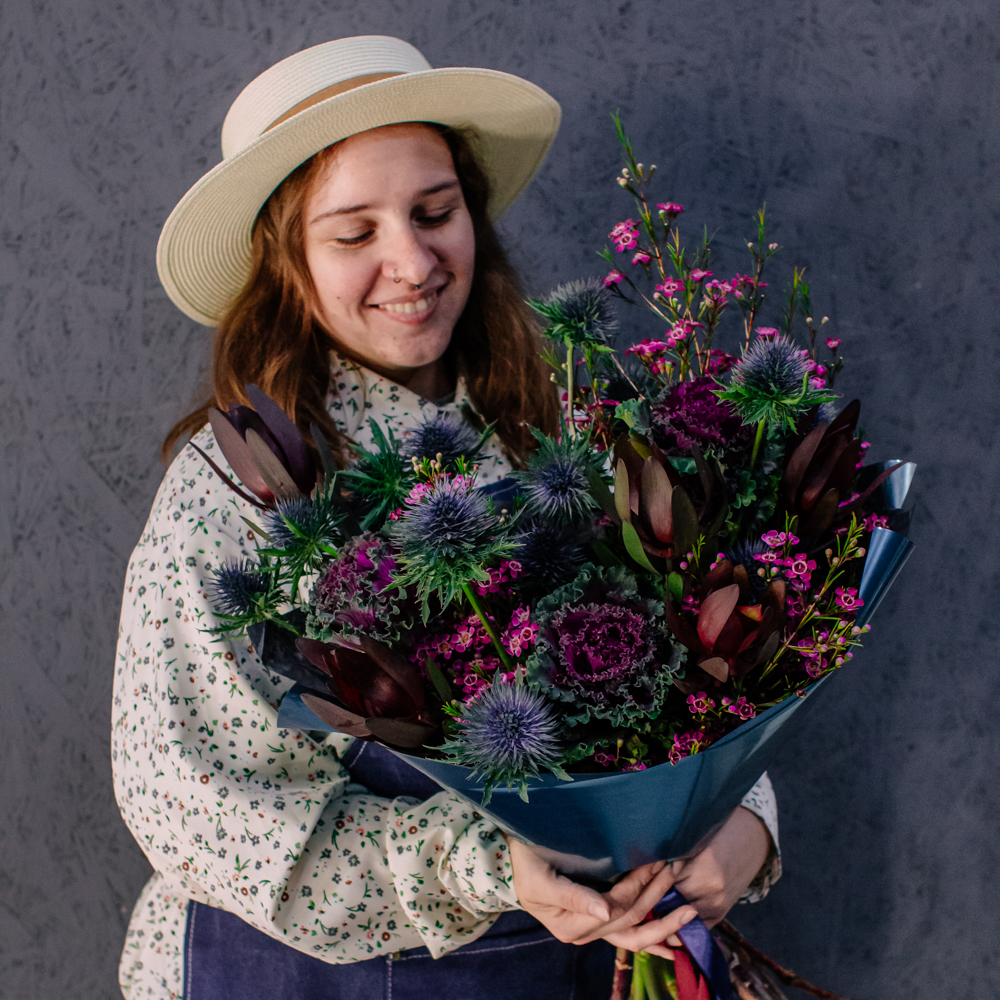 68. Элегантный темный букет с брассикой и эрингиумом