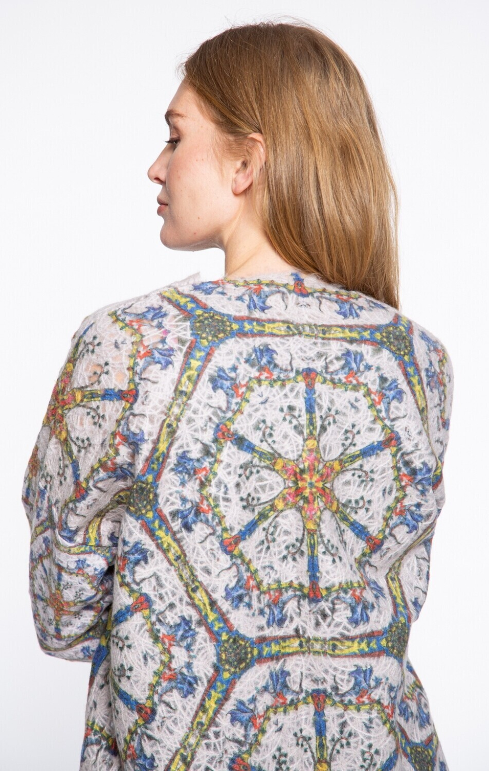 Шерстяной свитер "Лабиринт", по мотивам средневековых буквиц и фантастических существ со страниц Псалтири Латтрелла