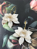 Серьги полукольца золотистые с белыми (перламутровыми) цветами