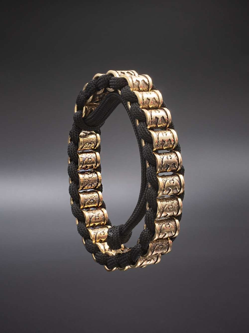 Картинка скандинавский браслет брутальный.