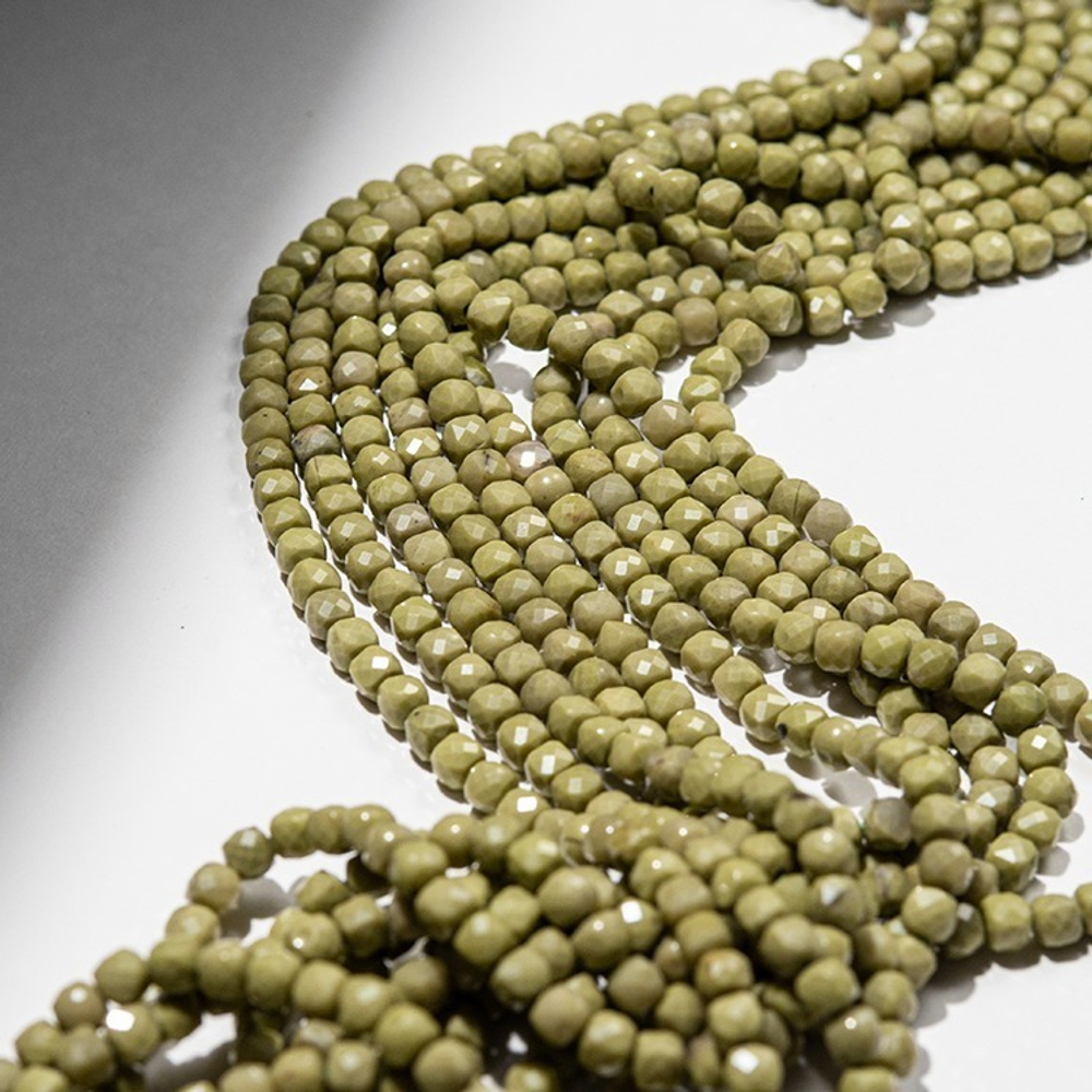 Зеленый алашаньский агат натуральный, куб 4,4мм, микроогранка