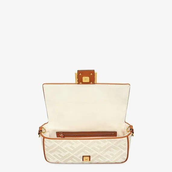 Сумка Fendi Baguette из холщовой ткани Ff белого цвета