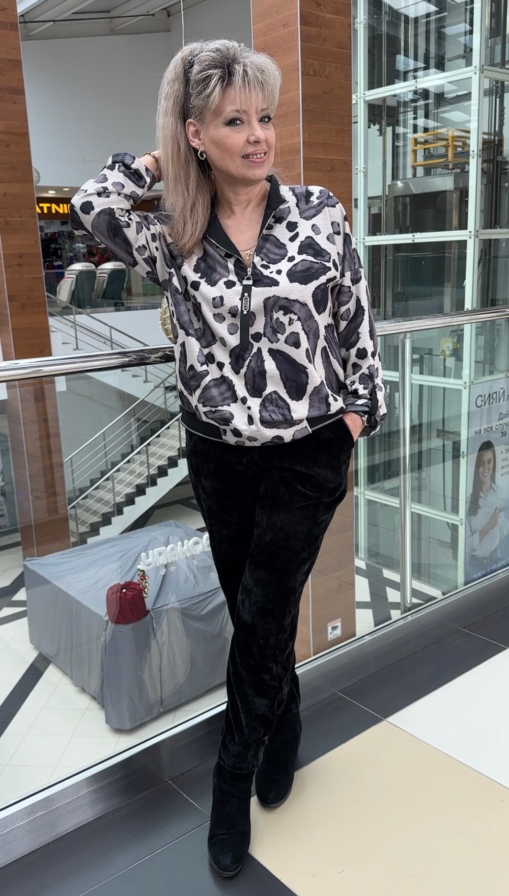 Блузон-поло с бежево-серыми мазками