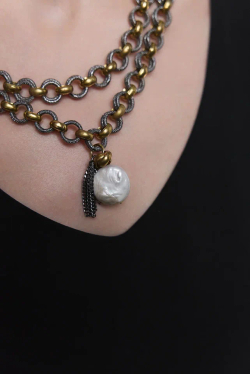 Колье двойная цепь ролло графит/матовое золото с белой барочной жемчужиной и кисточкой