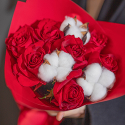 Букет цветов 9 роз Кения 40 см с хлопком в пленке красные