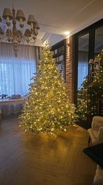 Заснеженная елка с гирляндой встроенной «Престиж» (Литая хвоя) 2.7 м