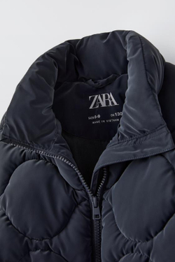 ZARA СТЕГАНАЯ КУРТКА ИЗ ПРОРЕЗИНЕННОЙ ТКАНИ, МОРСКОЙ СИНИЙ