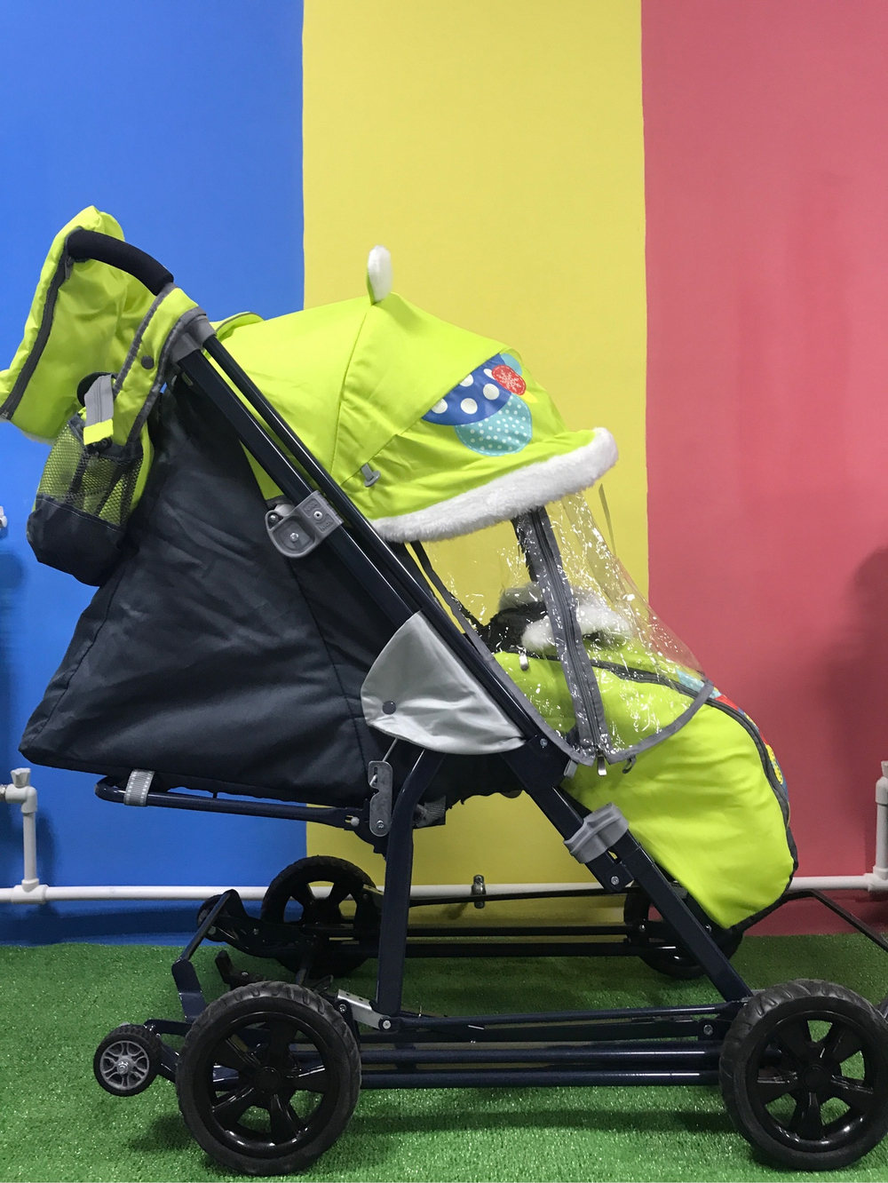 Санки-коляска Ника детям 8-2 рисунок с жирафом лимонный (арт. НД8-2/1)