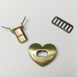 Замок вертушка на винтах 25*30 сердце Антик