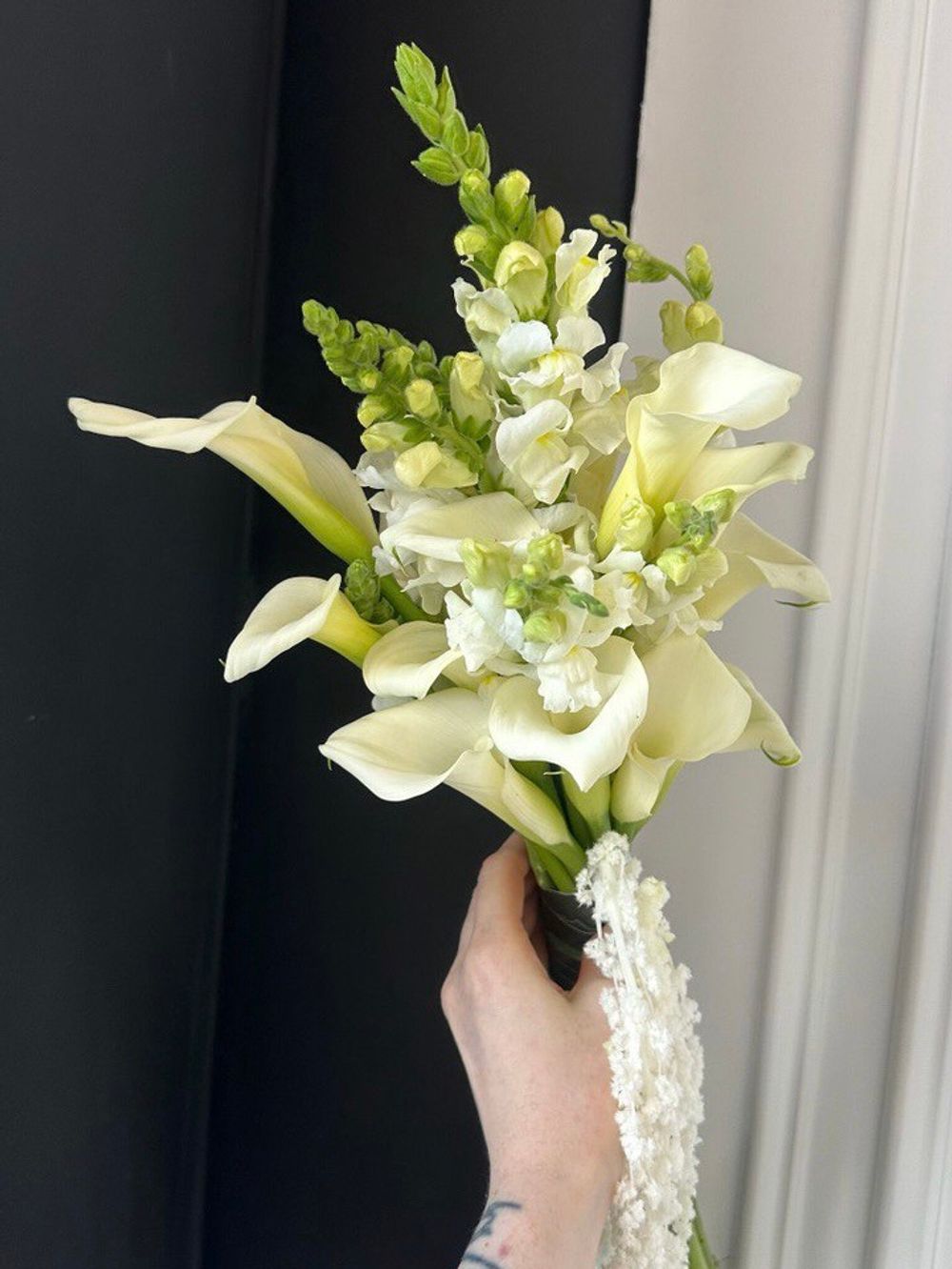 Свадебный букет из белых калл, антирринума и амаранта