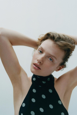 ZARA ТОП В ГОРОШЕК С ГОРЛОВИНОЙ ХАЛТЕР, МОРСКОЙ ТЕМНО-СИНИЙ