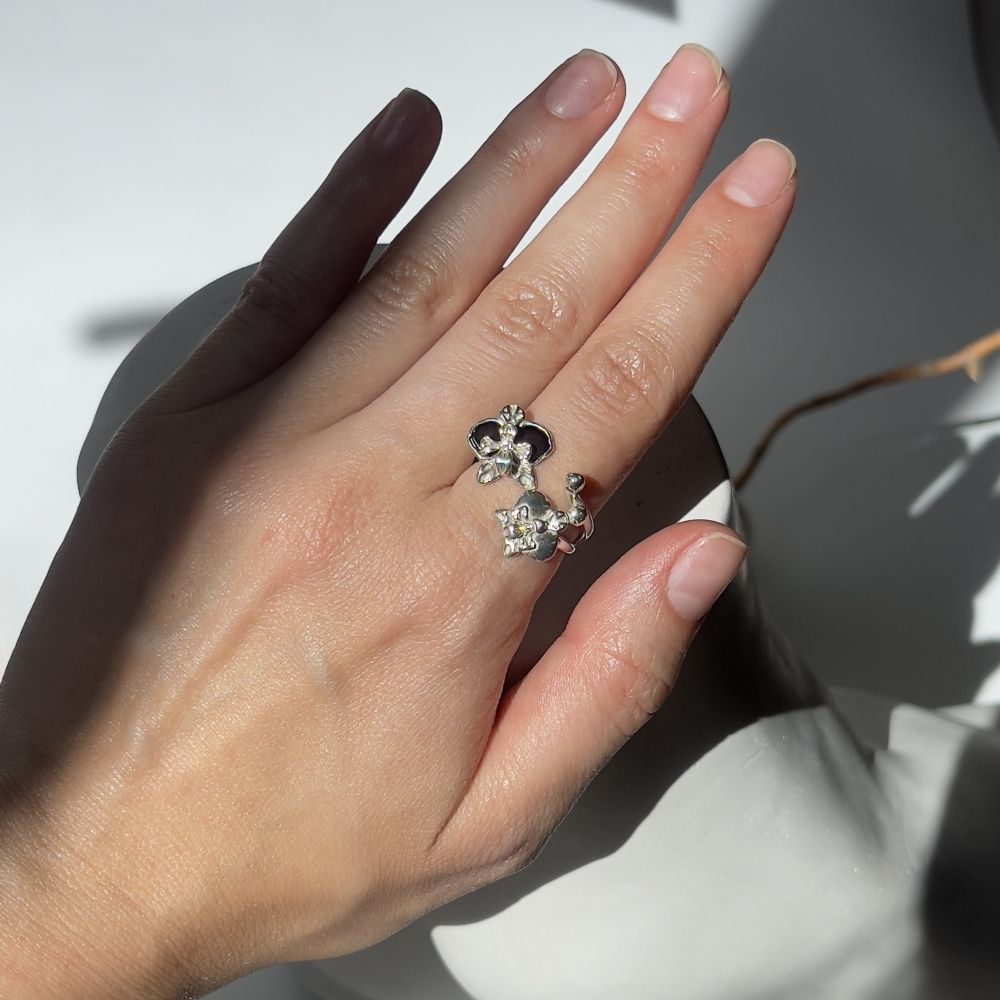 Кольцо Орхидея двойное с вишневым янтарем