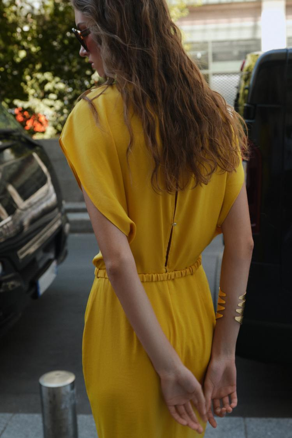 ZARA АТЛАСНОЕ ПЛАТЬЕ МИДИ С ПОЯСОМ, ГОРЧИЧНЫЙ