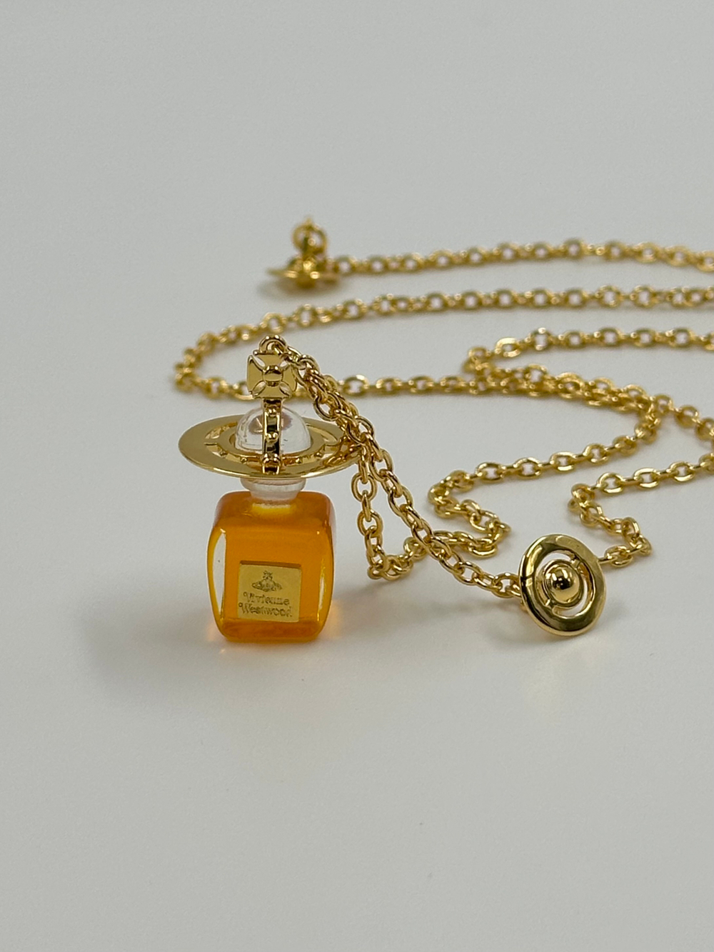 Кулон в виде парфюма Boudoir Vivienne Westwood