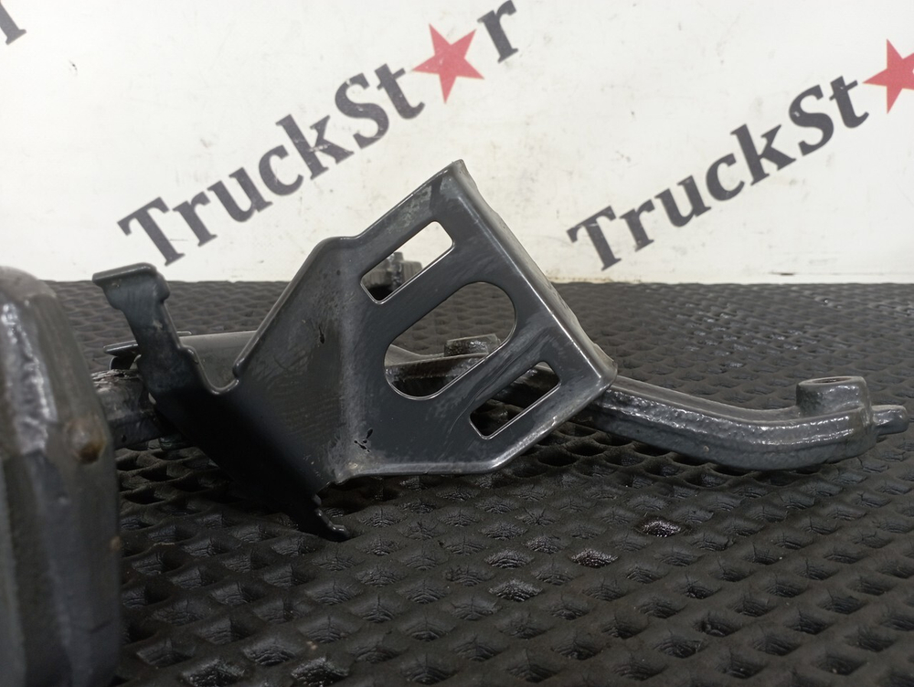 Кронштейн подножки правой 2020г.