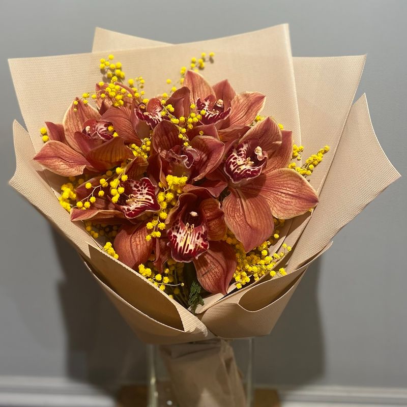 Дизайнерский букет из орхидеи и мимозы