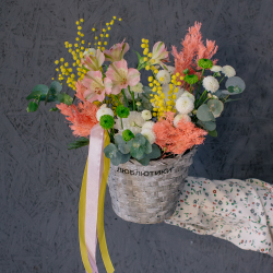 168. Весенняя корзинка из стойких цветов