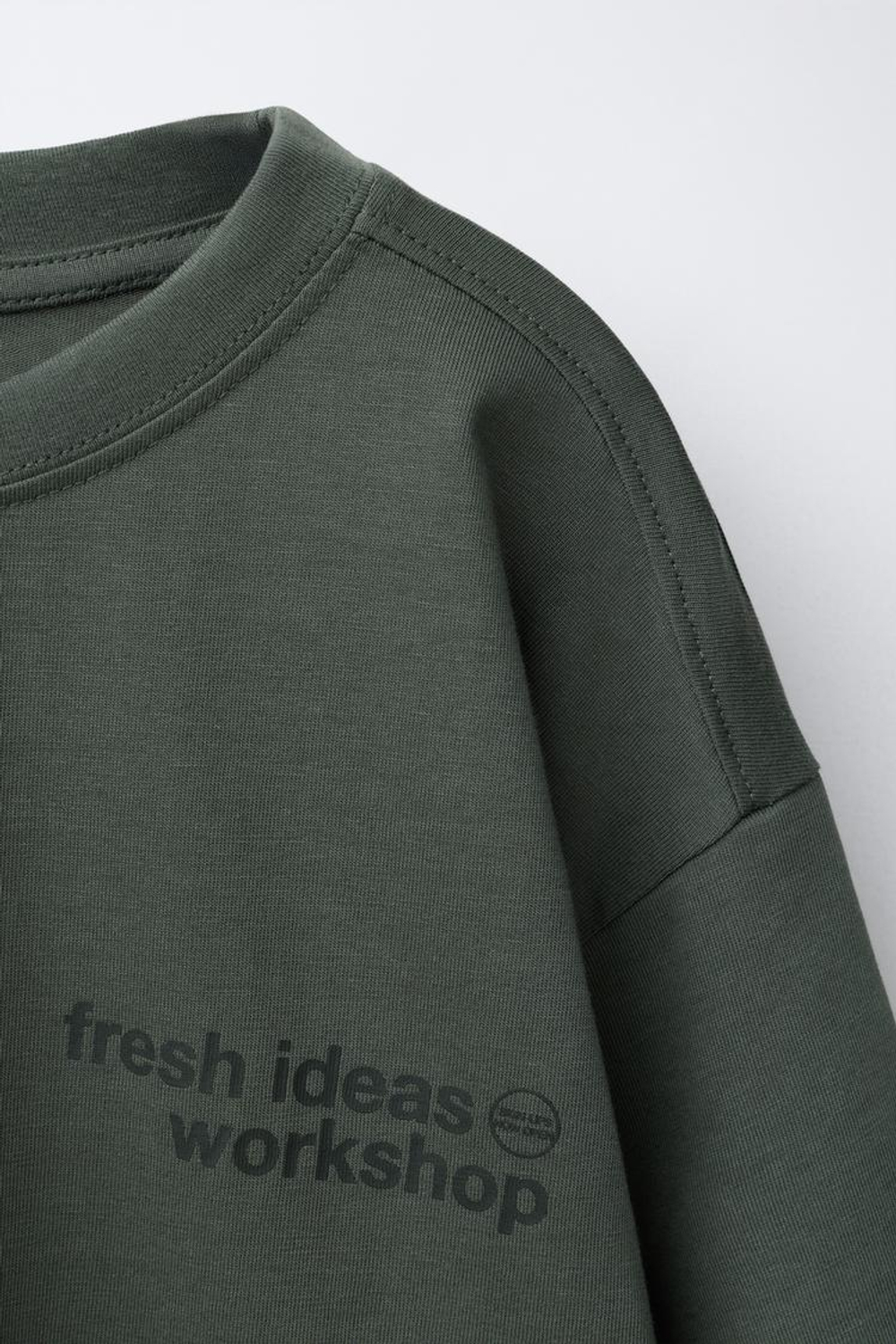 ZARA ЛОНГСЛИВ С ДВОЙНЫМИ РУКАВАМИ И НАДПИСЬЮ, ХАКИ