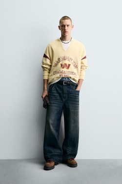 ZARA ТОЛСТОВКА С ВЫРЕЗОМ И ЛОГОТИПОМ NFL WASHINGTON COMMANDERS, ЭКРЮ