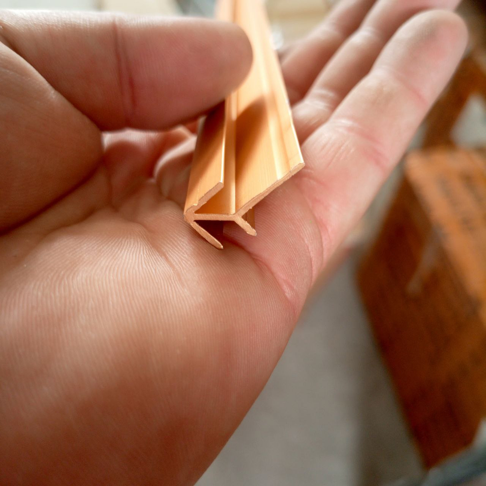 Профиль угловой внутренний острый Золото