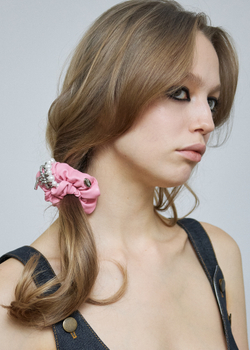 Кожаная резинка розового цвета