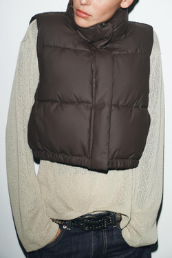 ZARA ПРОРЕЗИНЕННЫЙ СТЕГАНЫЙ ЖИЛЕТ, ТЕМНО-КОРИЧНЕВЫЙ