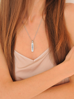 Реальная фотография подвески из серебра на девушке фазы луны прямой