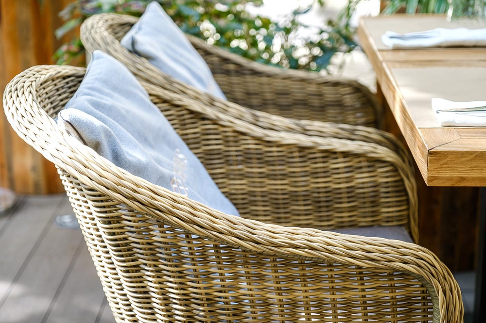 "Равенна" плетеное кресло из искусственного ротанга, цвет соломенный с серой подушкой