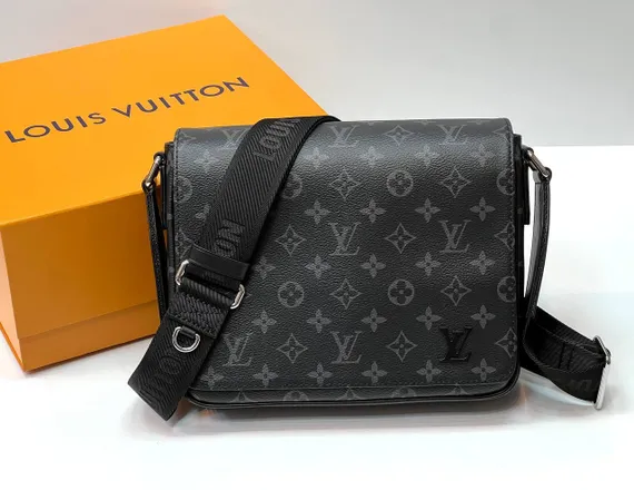 Сумка Louis Vuitton District PM Monogram Eclipse
