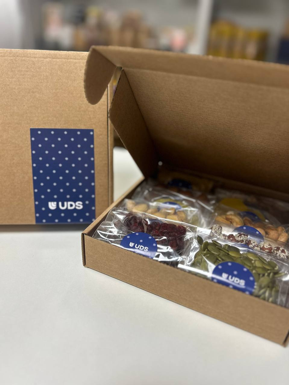 Брендированный подарок сотрудникам и партнерам с орехами и сухофруктами