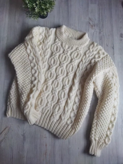 Свитер с аранами ручной работы