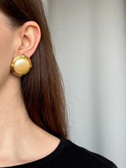 Крупные серьги с «жемчугом» YSL