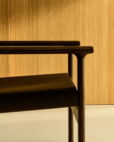 Кресло Jan из переработанной кожи темно-коричневого цвета и ясеня в ореховом цвете