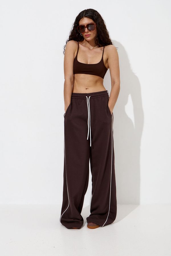 Широкие джоггеры с кантом цвета шоколад