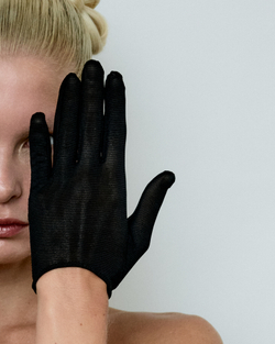 Перчатки из черной сетки короткие с вырезом