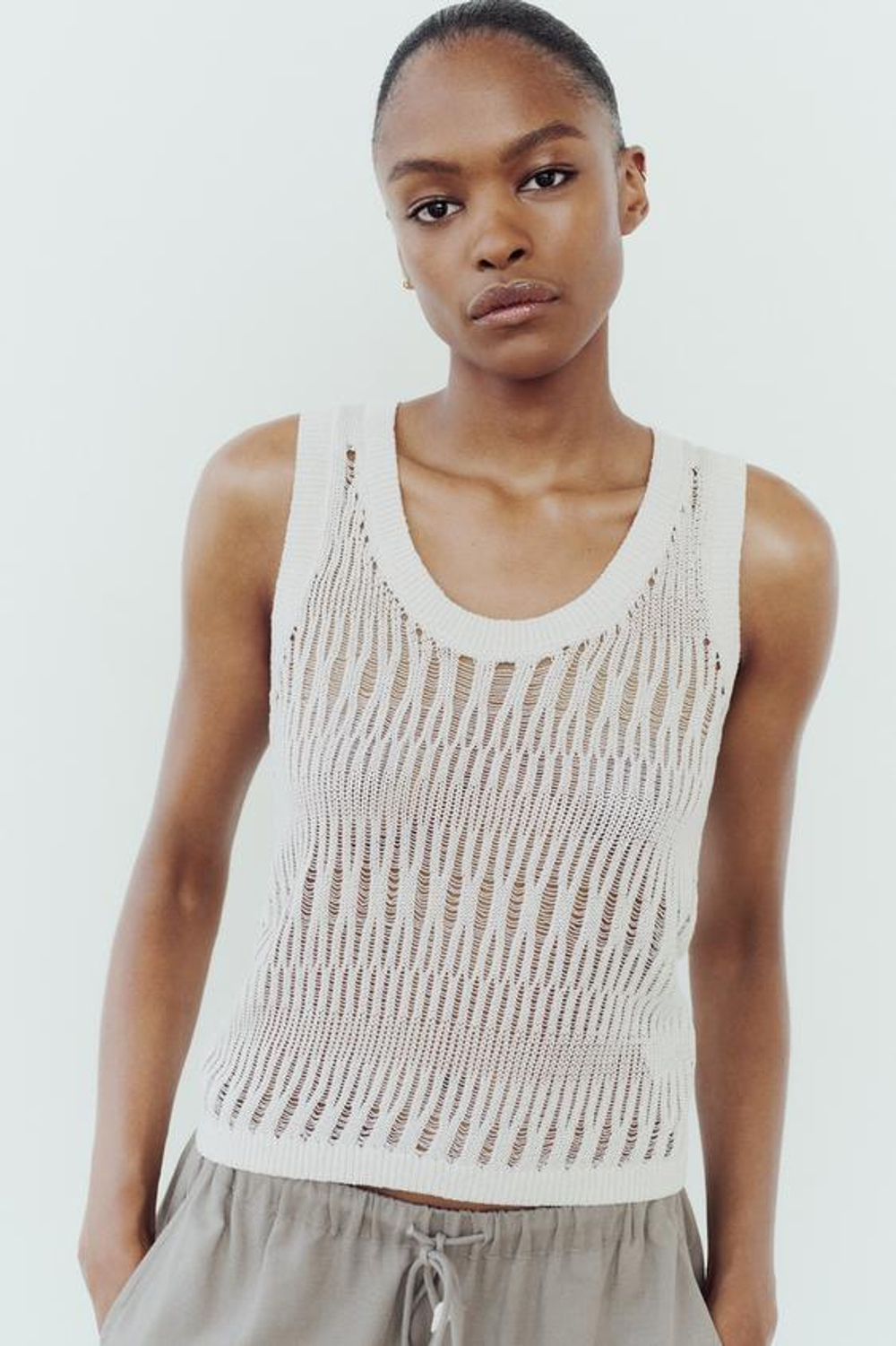 ZARA ТОП ИЗ ТРИКОТАЖА С БЛЕСТЯЩЕЙ НИТЬЮ БЕЗ РУКАВОВ, СЕРЕБРИСТЫЙ