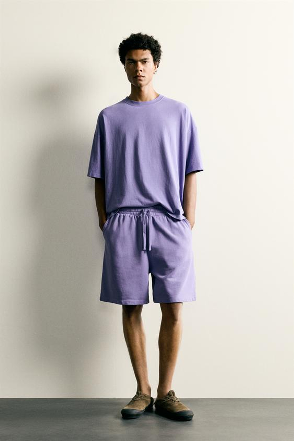 ZARA БАЗОВЫЕ ШОРТЫ-ДЖОГГЕРЫ С ЭФФЕКТОМ ПОТЕРТОСТИ, ЛИЛОВЫЙ