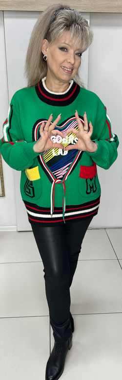 Яркий зеленый джемпер с красивым принтом