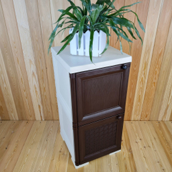 Тумба-шкаф пластиковая "УЮТ", с усиленными рёбрами жёсткости, две дверцы (верхняя сплошная, нижняя плетёная, открытие влево). Цвет: Бежевый с Коричневыми дверцами.