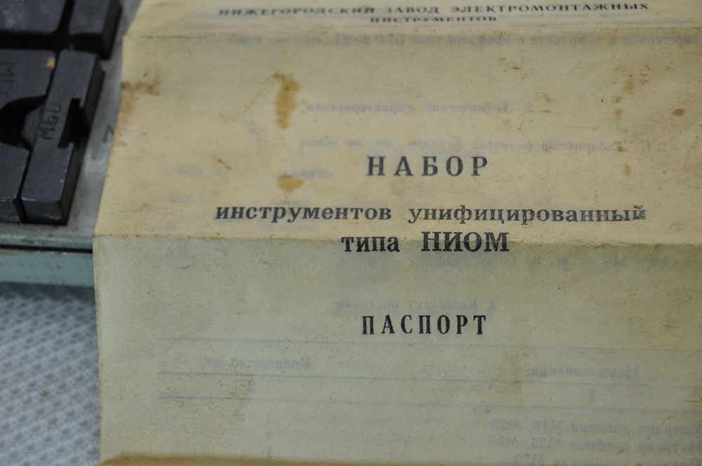 Набор инструментов унифицированный типа НИОМ для оконцевания и соединения медных жил