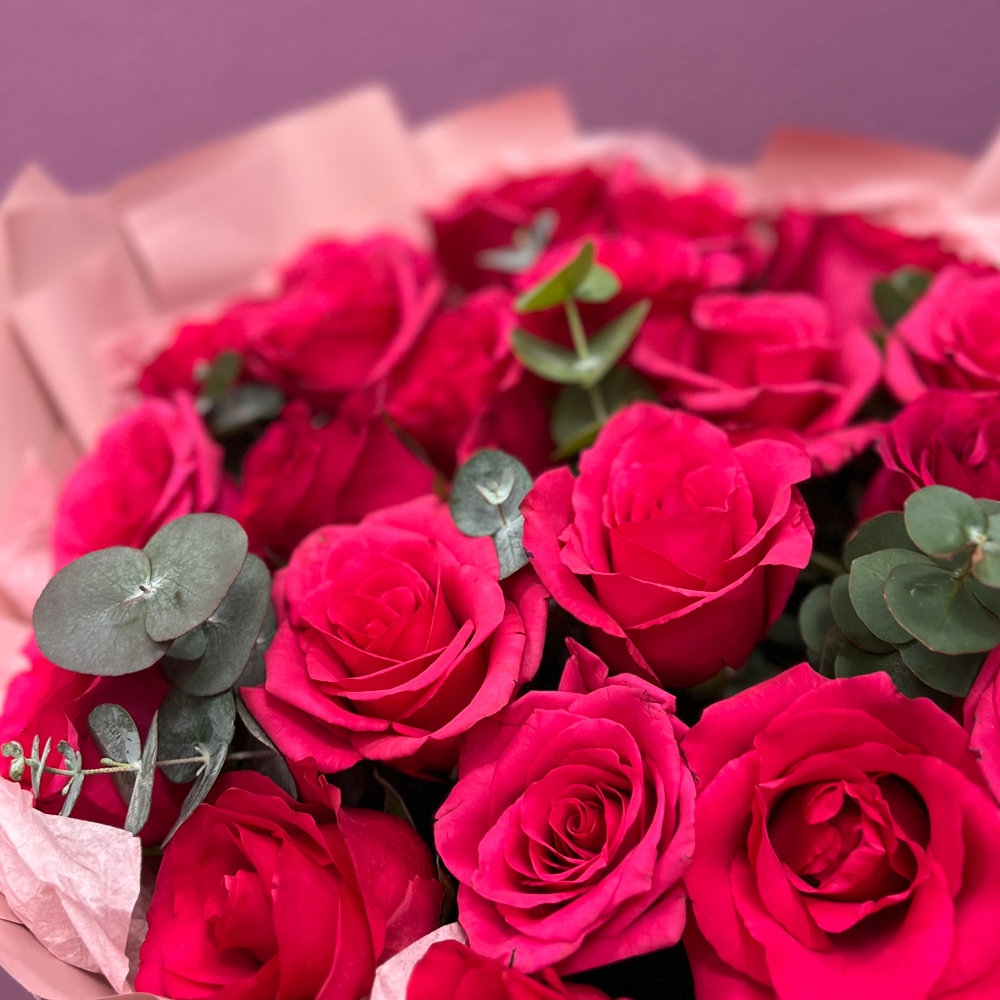 Букет из ярко-розовых роз с эвкалиптом #31