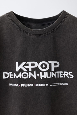 ZARA ФУТБОЛКА С ПРИНТОМ KPOP DEMON HUNTERS™ NETFLIX ©, АНТРАЦИТОВО-СЕРЫЙ