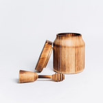 Деревянная чашка (бочонок) для мёда с крышкой и ложечкой для меда из древесины кедра. KD3