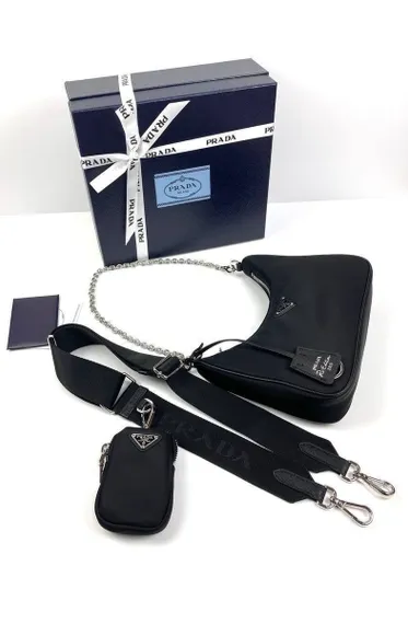 Нейлоновая сумка через плечо Prada Re-edition 2005