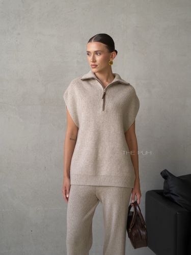 Бежевый костюм из жилета и брюк