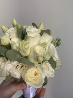 Свадебный букет из одноголовых роз, лизиантуса и эвкалипта