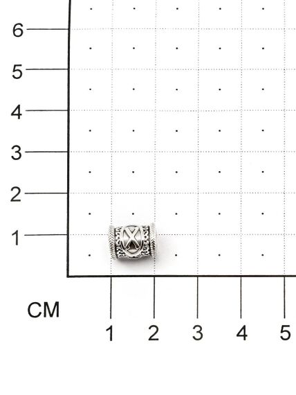 Фотография шарма Гебо из серебра 925 пробы на размерной сетке.